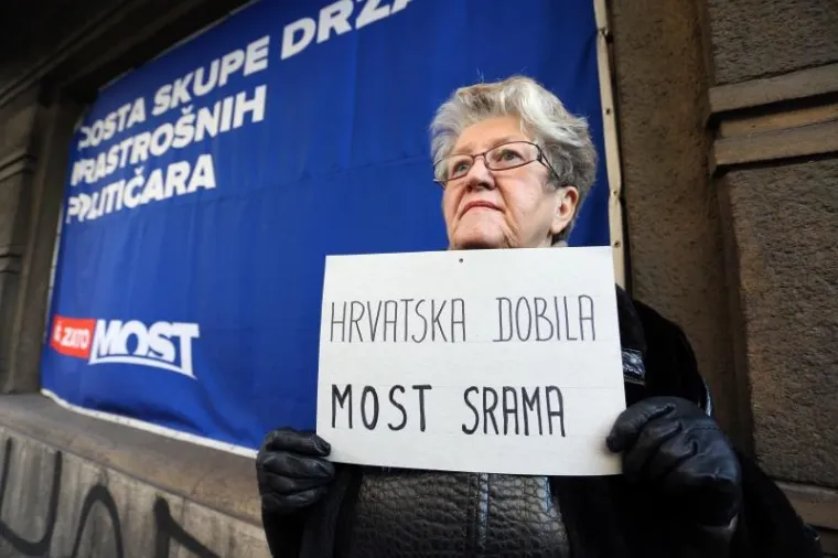 Pred sjedištem Mosta u Smićiklasovoj u Zagrebu, jutro nakon što su Petrov i Karamarko obznanili da imaju 78 potpisa osvanuli su lampaši i plastična stolica, a dvoje građana je svoje nezadovoljstvo odlučilo izraziti i transparentom.