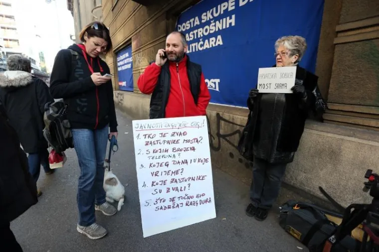 Pred sjedištem Mosta u Smićiklasovoj u Zagrebu, jutro nakon što su Petrov i Karamarko obznanili da imaju 78 potpisa osvanuli su lampaši i plastična stolica, a dvoje građana je svoje nezadovoljstvo odlučilo izraziti i transparentom.
