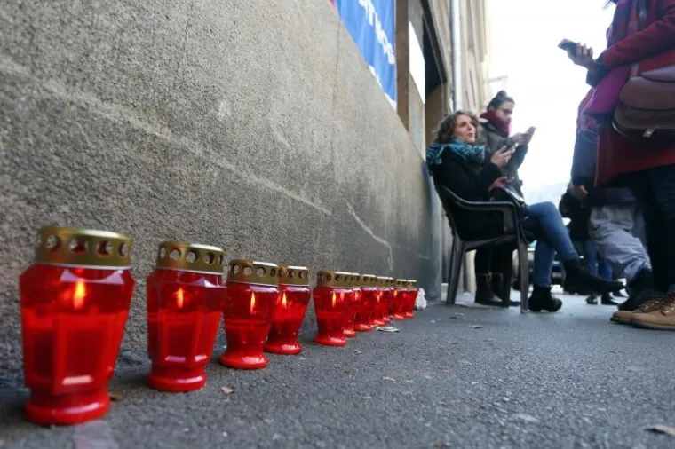 Pred sjedištem Mosta u Smićiklasovoj u Zagrebu, jutro nakon što su Petrov i Karamarko obznanili da imaju 78 potpisa osvanuli su lampaši i plastična stolica, a dvoje građana je svoje nezadovoljstvo odlučilo izraziti i transparentom.