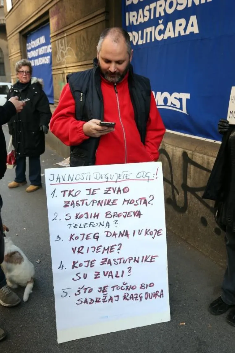 Pred sjedištem Mosta u Smićiklasovoj u Zagrebu, jutro nakon što su Petrov i Karamarko obznanili da imaju 78 potpisa osvanuli su lampaši i plastična stolica, a dvoje građana je svoje nezadovoljstvo odlučilo izraziti i transparentom.