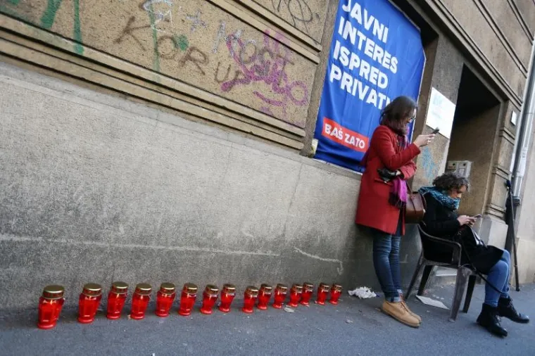 Pred sjedištem Mosta u Smićiklasovoj u Zagrebu, jutro nakon što su Petrov i Karamarko obznanili da imaju 78 potpisa osvanuli su lampaši i plastična stolica, a dvoje građana je svoje nezadovoljstvo odlučilo izraziti i transparentom.
