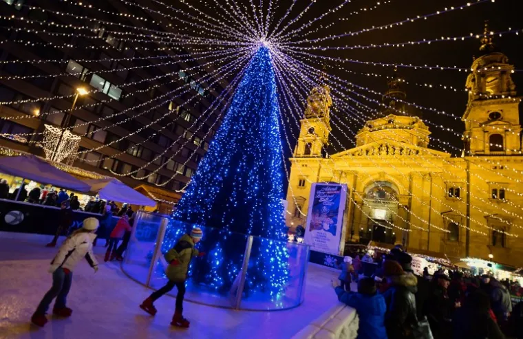 Božićna jelka u Budimpe&scaron;ti u Mađarskoj.