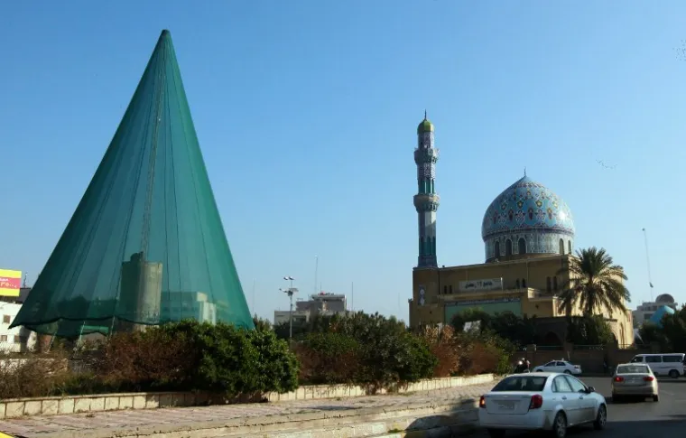 Pripreme za postavljenje božićne jelke u Bagdadu, Irak.