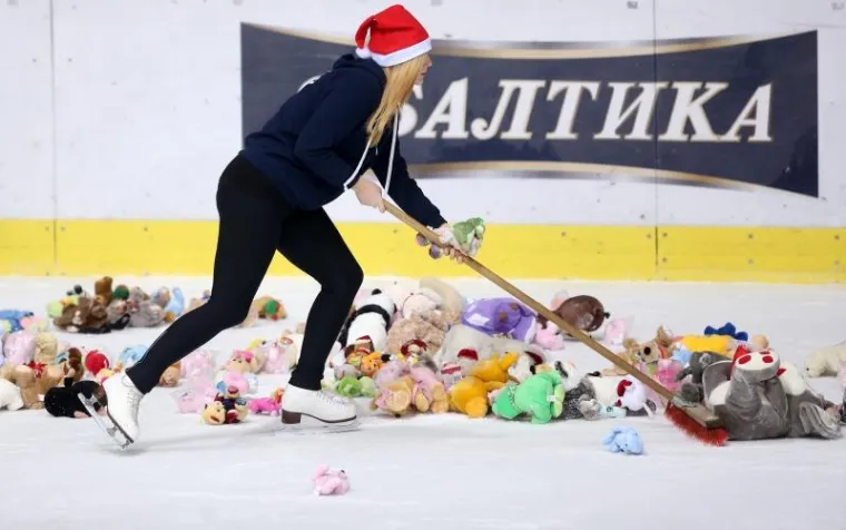Simbolično bacanje plišanih medvjedića na led, Teddy Bear Toss, održano je tijekom  trajanja utakmice 45. kola Kontinentalne hokejaške lige Medveščaka s Dinamom iz Minska. Medveščak je drugi put u svojoj povijesti održao Teddy Bear Toss.
Akcija ima humanitarni karakter, medvjedići i ostale plišane igračke koje će se skupiti bit će poklonjene onima koje će najviše razveseliti, dok će i dio prihoda od prodaje igračaka na ulazu u dvoranu biti doniran potrebitima.