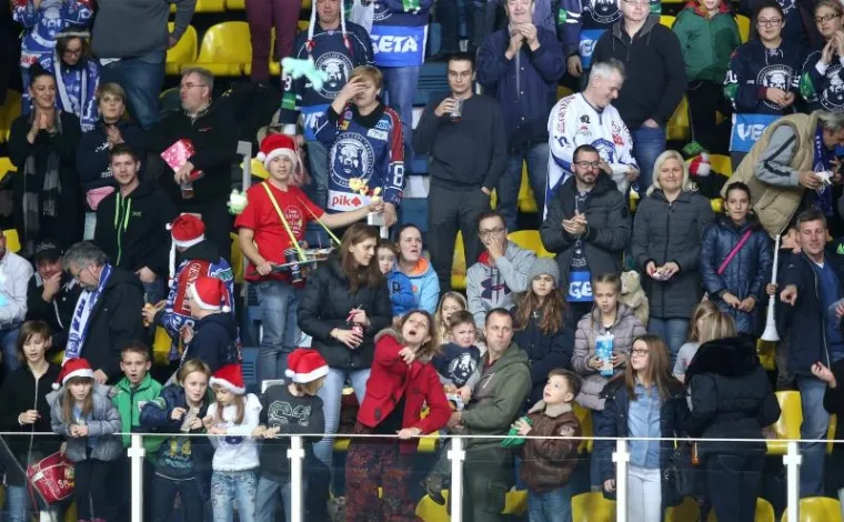 Na utakmici Medveščaka gledatelji bacali plišance na led