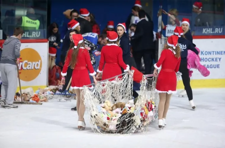 Na utakmici Medveščaka gledatelji bacali plišance na led