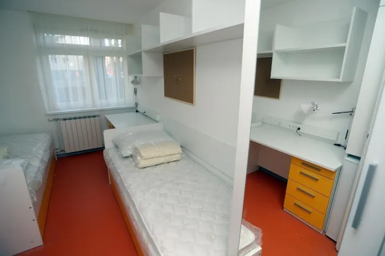 U Studentskom domu Stjepan Radić u srijedu je obilježen završetak radova na rekonstrukciji studentskih naselja Stjepan Radić i Cvjetno. Novouređene sobe imat će i hladnjak i bežični internet. Riječ je o ulaganju od 300 milijuna kuna. Useljenje počinje 4. siječnja.