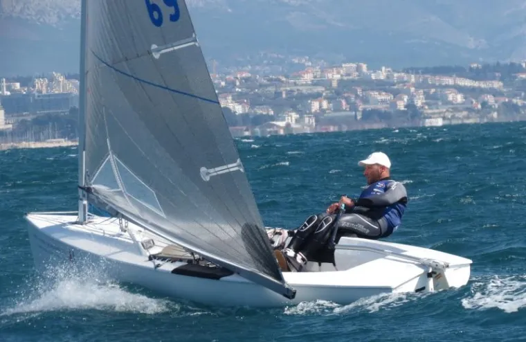 Milan Vujasinović (jedrenje, Finn) - Dopis HJS-a od 16.12.2015. o razvrstavanju Milana Vujasinovića umjesto Ivana Kljakovića Ga&scaron;pića, slijedom odluke IO HJS, a temeljem rezultata na "Finn Gold Cup 2015, Takapuna, Novi Zeland, 21.-29.11.2015.; najbolje plasirani hrvatski jedriličar, zauzeo 15. mjesto (Ivan Kljaković Ga&scaron;pić, 20. mjesto)