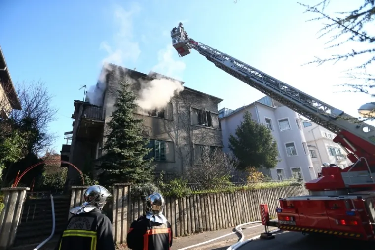 Izgorjela kuća u Zagrebu: vatrogasci spašavali stanovnike preko balkona