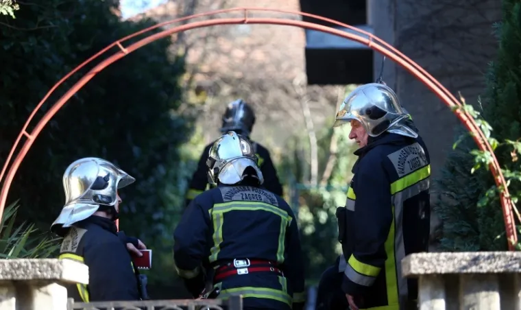 Izgorjela kuća u Zagrebu: vatrogasci spa&scaron;avali stanovnike preko balkona