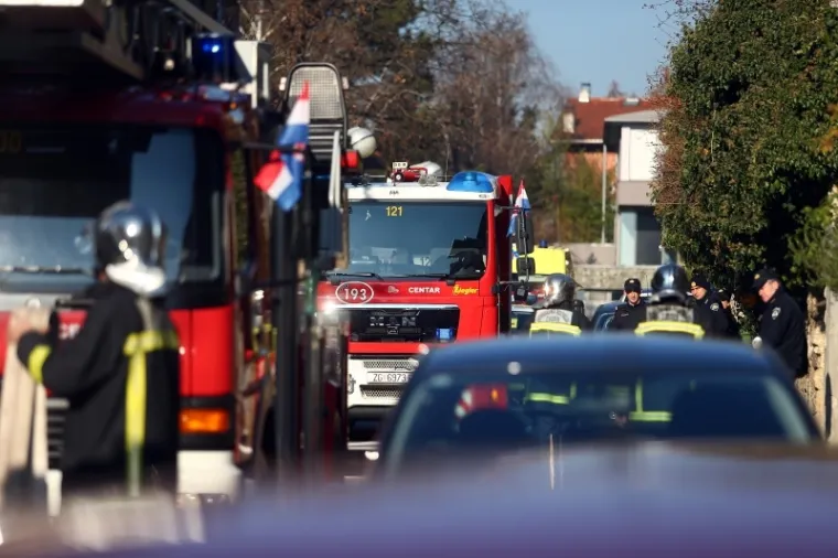 Izgorjela kuća u Zagrebu: vatrogasci spa&scaron;avali stanovnike preko balkona