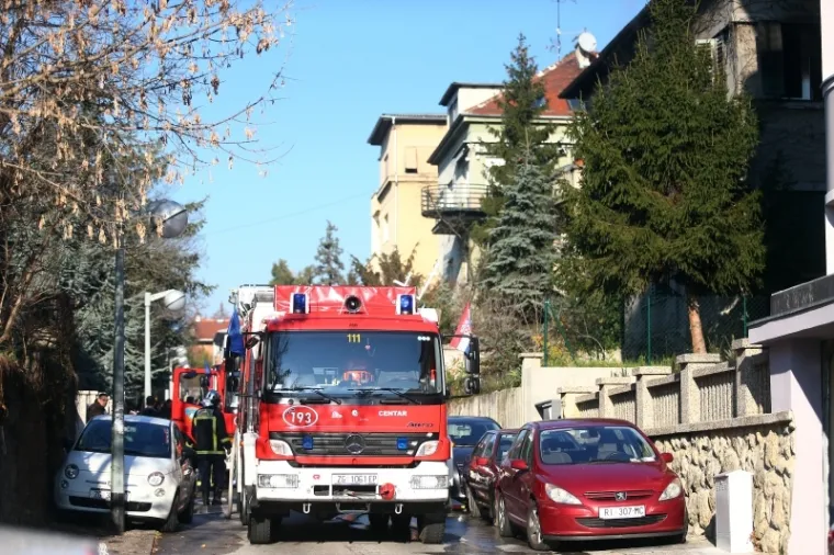 Izgorjela kuća u Zagrebu: vatrogasci spa&scaron;avali stanovnike preko balkona