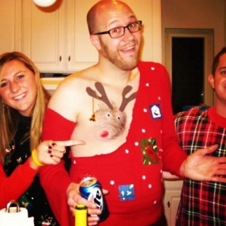 Poku&scaron;avaju svom silom ugurati svoje grudi u Božić i dobro im ide