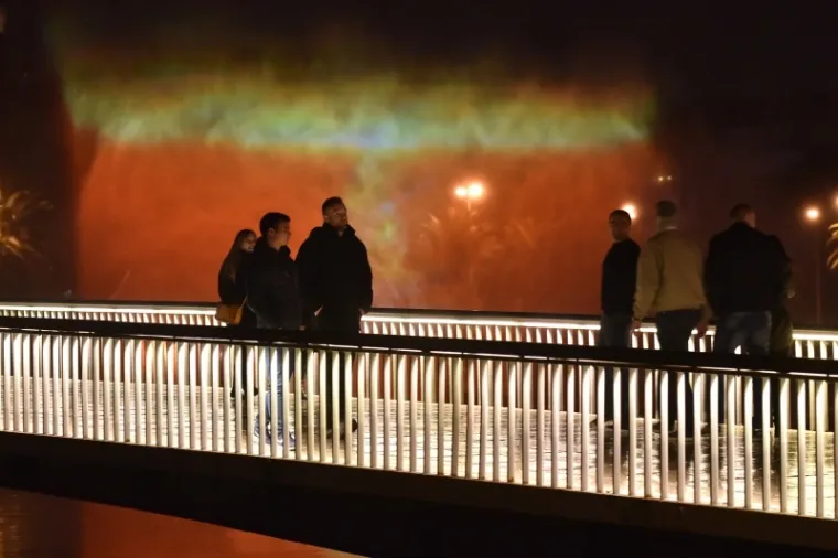 SPEKTAKULARAN PRIZOR: Zadrani uživaju u hologramskom prikazu jelke