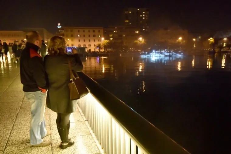 SPEKTAKULARAN PRIZOR: Zadrani uživaju u hologramskom prikazu jelke