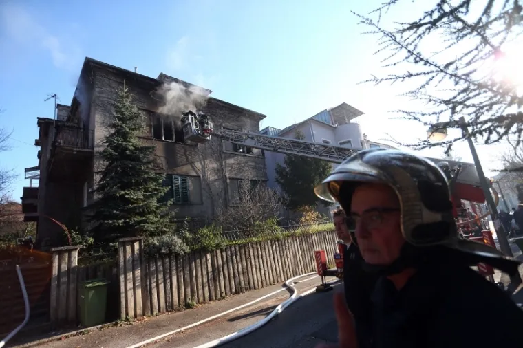 POŽAR U ZAGREBU: Vatrogasci gasili potkrovlje kuće u Torbarovoj ulici