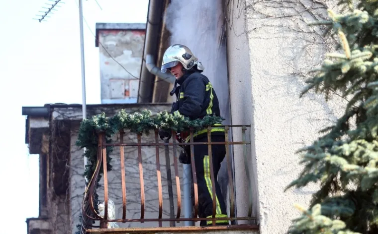 POŽAR U ZAGREBU: Vatrogasci gasili potkrovlje kuće u Torbarovoj ulici