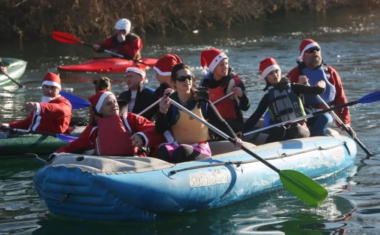 Božićni humanitarni rafting na Mrežnici: 85 kajakaša skočilo u rijeku
