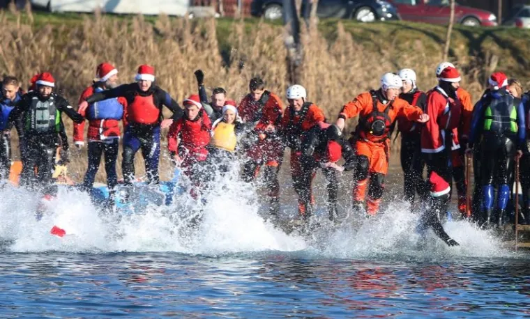 Božićni humanitarni rafting na Mrežnici: 85 kajakaša skočilo u rijeku