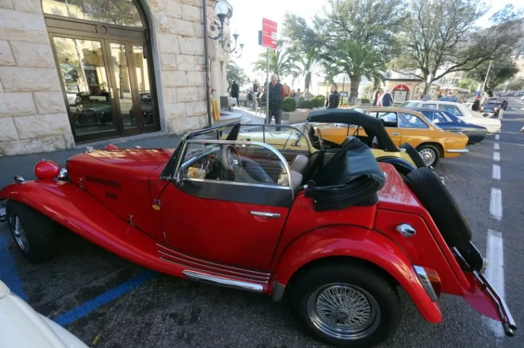 SVI SU UŽIVALI U SUNČANOM VREMENU: Oldtimeri odu&scaron;evili turiste u Opatiji