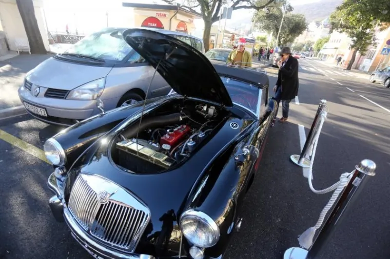 SVI SU UŽIVALI U SUNČANOM VREMENU: Oldtimeri odu&scaron;evili turiste u Opatiji