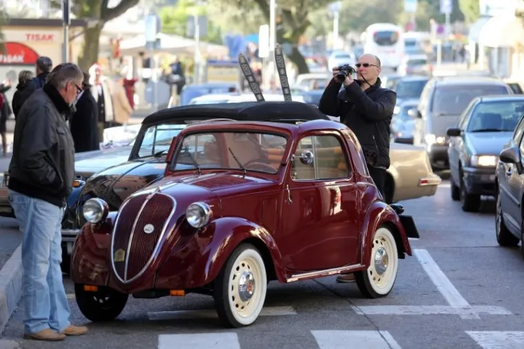 SVI SU UŽIVALI U SUNČANOM VREMENU: Oldtimeri odu&scaron;evili turiste u Opatiji