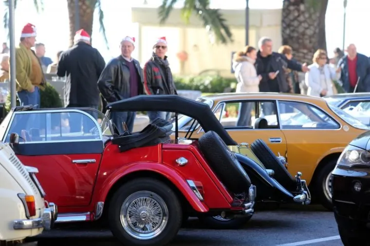 SVI SU UŽIVALI U SUNČANOM VREMENU: Oldtimeri odu&scaron;evili turiste u Opatiji