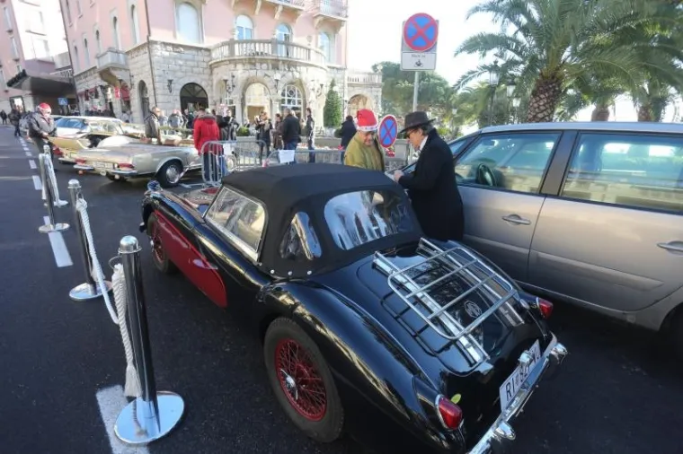 SVI SU UŽIVALI U SUNČANOM VREMENU: Oldtimeri odu&scaron;evili turiste u Opatiji