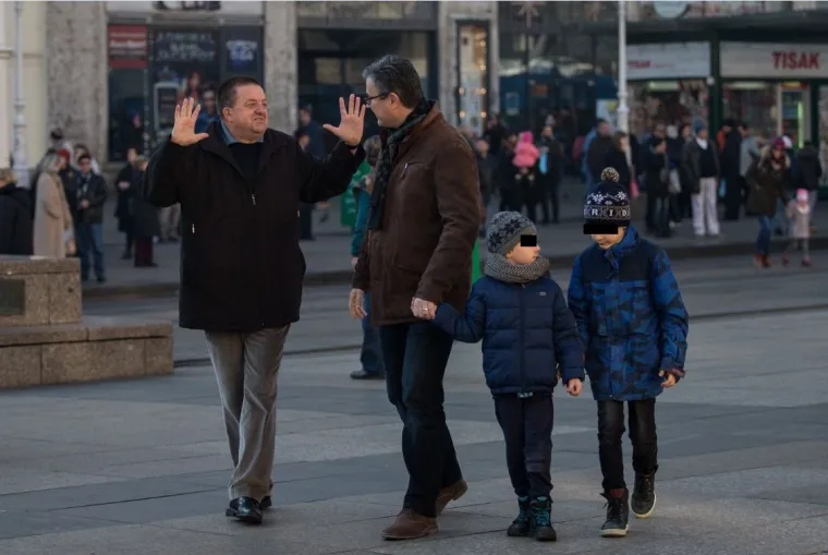 Mandatar nove Vlade Ore&scaron;ković s dvojicom sinova pro&scaron;etao do trgovine po igračke