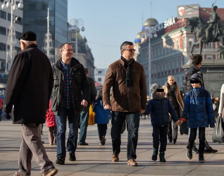 Mandatar nove Vlade Ore&scaron;ković s dvojicom sinova pro&scaron;etao do trgovine po igračke