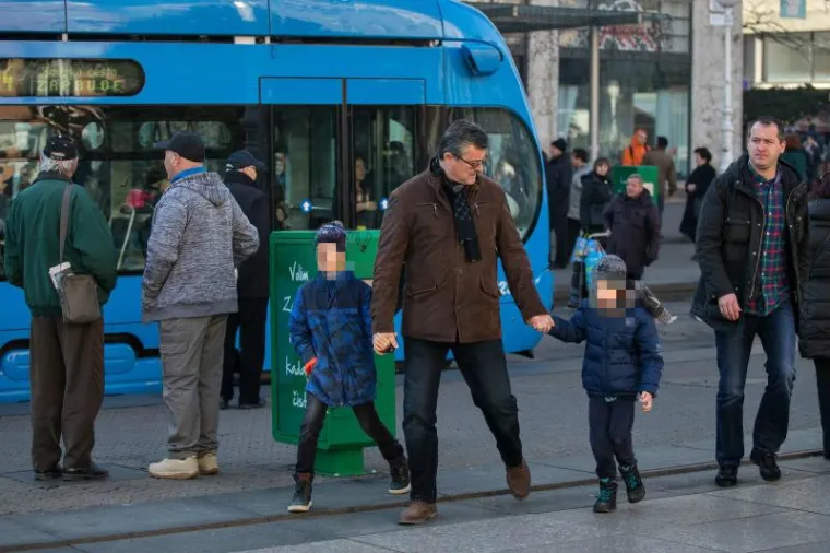 KRENULI U KUPOVINU: Mandatar Ore&scaron;ković sa sinovima pro&scaron;etao po Trgu bana Josipa Jelačića