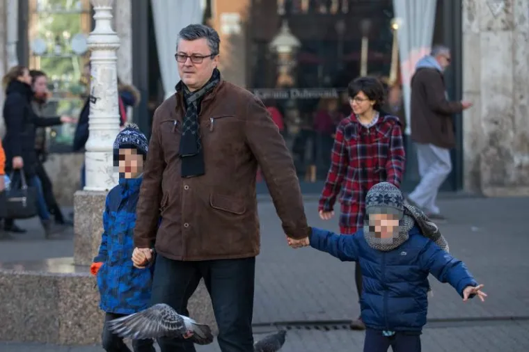 KRENULI U KUPOVINU: Mandatar Ore&scaron;ković sa sinovima pro&scaron;etao po Trgu bana Josipa Jelačića