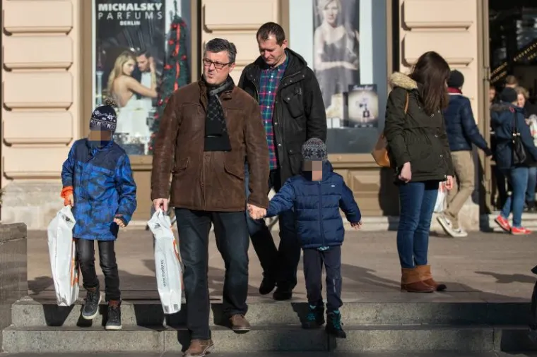 Ore&scaron;ković sa sinovima u &scaron;etnji Zagrebom