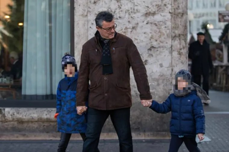 KRENULI U KUPOVINU: Mandatar Ore&scaron;ković sa sinovima pro&scaron;etao po Trgu bana Josipa Jelačića