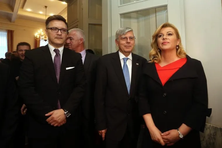 Predsjednica u crveno crnoj kombinaciji