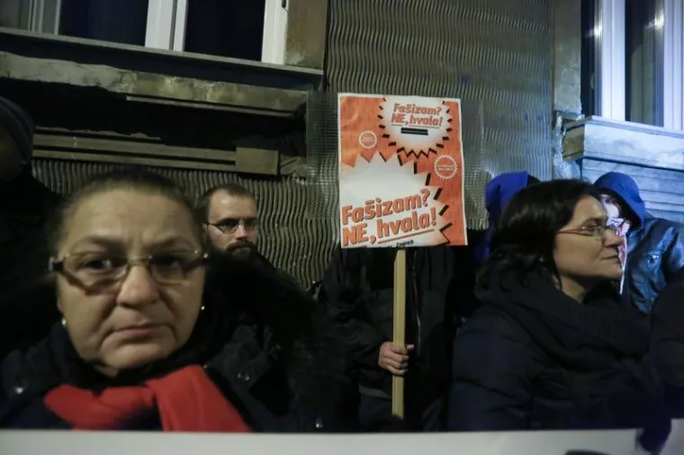 Inicijativa Protiv fašizma organizirala je prosvjed ispred bazilike Srca Isusova u Palmotićevoj ulici gdje se od 19 sati služila misa zadušnica za ustaškog poglavnika Antu Pavelića, koja se ondje već godinama održava. Prije prosvjeda, članove Inicijative napalo je, kako su rekli, 15 fašista pa je došlo do obračuna u kojem su se napadači na kraju povukli.