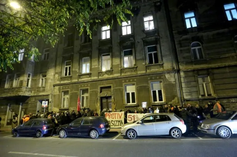 Inicijativa Protiv fašizma organizirala je prosvjed ispred bazilike Srca Isusova u Palmotićevoj ulici gdje se od 19 sati služila misa zadušnica za ustaškog poglavnika Antu Pavelića, koja se ondje već godinama održava. Prije prosvjeda, članove Inicijative napalo je, kako su rekli, 15 fašista pa je došlo do obračuna u kojem su se napadači na kraju povukli.