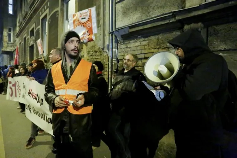 Inicijativa Protiv fašizma organizirala je prosvjed ispred bazilike Srca Isusova u Palmotićevoj ulici gdje se od 19 sati služila misa zadušnica za ustaškog poglavnika Antu Pavelića, koja se ondje već godinama održava. Prije prosvjeda, članove Inicijative napalo je, kako su rekli, 15 fašista pa je došlo do obračuna u kojem su se napadači na kraju povukli.