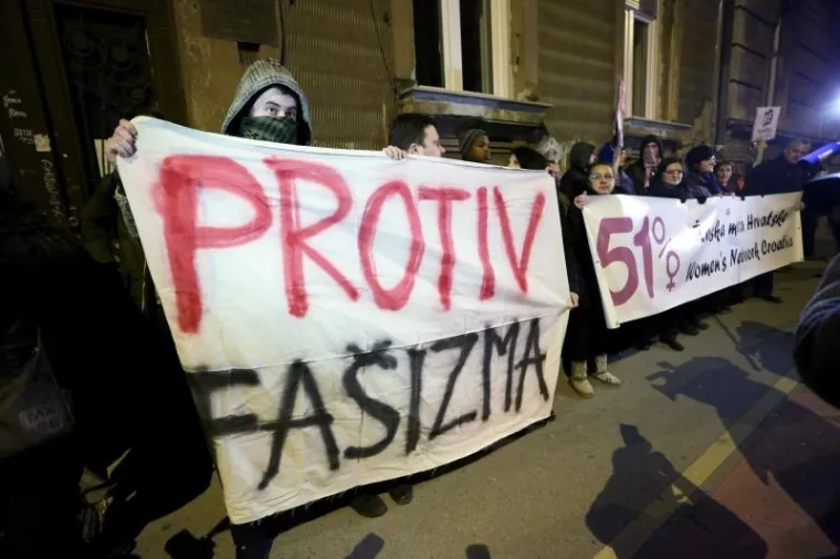 Inicijativa Protiv fašizma organizirala je prosvjed ispred bazilike Srca Isusova u Palmotićevoj ulici gdje se od 19 sati služila misa zadušnica za ustaškog poglavnika Antu Pavelića, koja se ondje već godinama održava. Prije prosvjeda, članove Inicijative napalo je, kako su rekli, 15 fašista pa je došlo do obračuna u kojem su se napadači na kraju povukli.