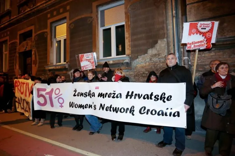 Inicijativa Protiv fa&scaron;izma organizirala je prosvjed ispred bazilike Srca Isusova u Palmotićevoj ulici gdje se od 19 sati služila misa zadu&scaron;nica za usta&scaron;kog poglavnika Antu Pavelića, koja se ondje već godinama održava. Prije prosvjeda, članove Inicijative napalo je, kako su rekli, 15 fa&scaron;ista pa je do&scaron;lo do obračuna u kojem su se napadači na kraju povukli.