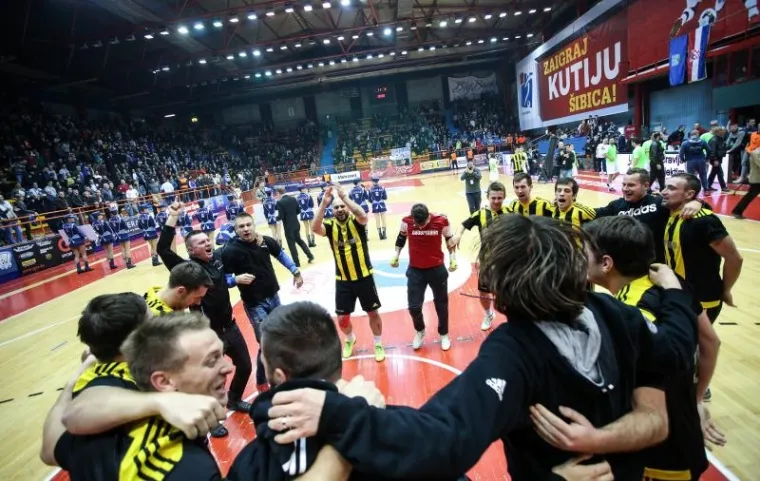 Na 45. izdanju legendarnog malonogometnog turnira Kutija &scaron;ibica slavila je momčad CB Dobermann koja je u finalu s 1:0 pobijedila Big Bang Team