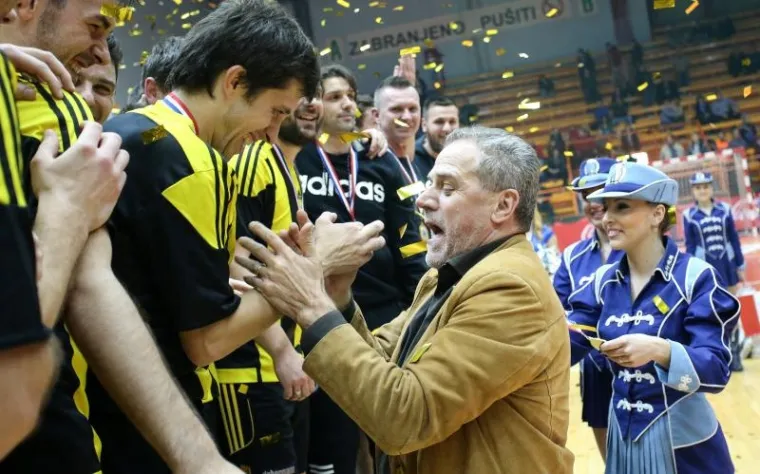 Na 45. izdanju legendarnog malonogometnog turnira Kutija &scaron;ibica slavila je momčad CB Dobermann koja je u finalu s 1:0 pobijedila Big Bang TeamNa 45. izdanju legendarnog malonogometnog turnira Kutija &scaron;ibica slavila je momčad CB Dobermann koja je u finalu s 1:0 pobijedila Big Bang Team