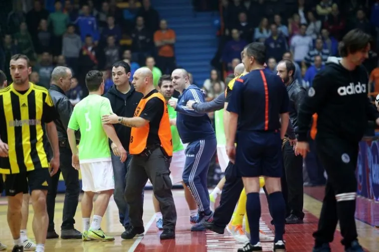 Na 45. izdanju legendarnog malonogometnog turnira Kutija &scaron;ibica slavila je momčad CB Dobermann koja je u finalu s 1:0 pobijedila Big Bang Team