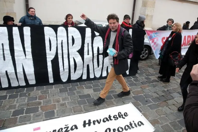 Prosvjed je na kratko prekinuo protuprosvjednik koji je, kako je rekao, došao spasiti duše aktivisticama.