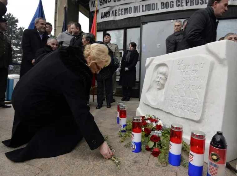 Da se javna površina ispred Ministarstva branitelja imenuje Trgom Nevenke Topalušić, odlučili su zastupnici zagrebačke Gradske skupštine na prošloj sjednici, u spomen na tu hrvatsku braniteljicu, koja je umrla lani tijekom braniteljskog prosvjeda ispred Ministarstva branitelja u Savskoj 66.