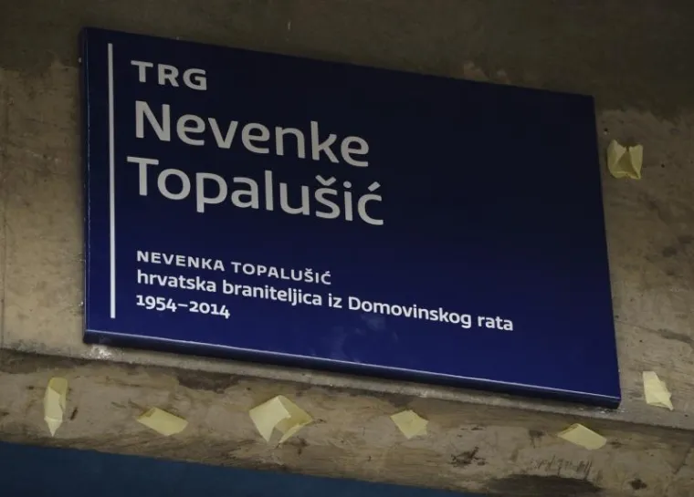 Ploča Trga Nevenke Topalušić, hrvatskog ratnog vojnog invalida Domovinskog rata prve skupine, koja je umrla lani tijekom prosvjeda hrvatskih branitelja ispred Ministarstva branitelja u Savskoj 66, otkrivena je u utorak na mjestu gdje hrvatski branitelji i invalidi Domovinskog rata prosvjeduju već više od godinu dana.