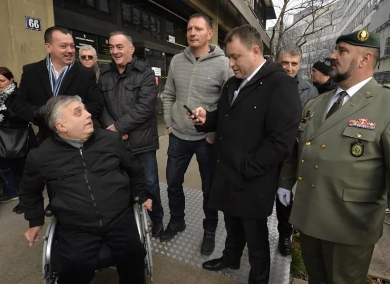 Đuro Glogoški, predsjednik Udruge 100-postonih invalida Domovinskog rata prve skupine i jedan od vođa prosvjednika, podsjetio je kako je Nevenka Topalušić umrla 22. listopada prošle godine, na početku prosvjeda, kojem se priključila unatoč teškom zdravstvenom stanju, rekavši da je njenu smrt skrivila  "bešćutnost čelnih ljudi institucija hrvatske države".