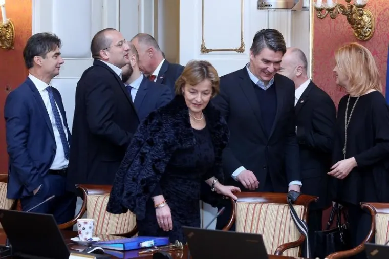 Dobro raspoloženi predstavnici Vlade u odlasku održali su jednu od posljednjih sjednica vlade. Svi su došli neuobičajeno dobro raspoloženi i nasmiješeni.    Vlada je u srijedu donijela uredbu o visini minimalne plaće po kojoj će ona za 2016. godinu iznositi 3.120 kuna bruto, što je uvećanje za 90,45 kuna u odnosu na ovu godinu.