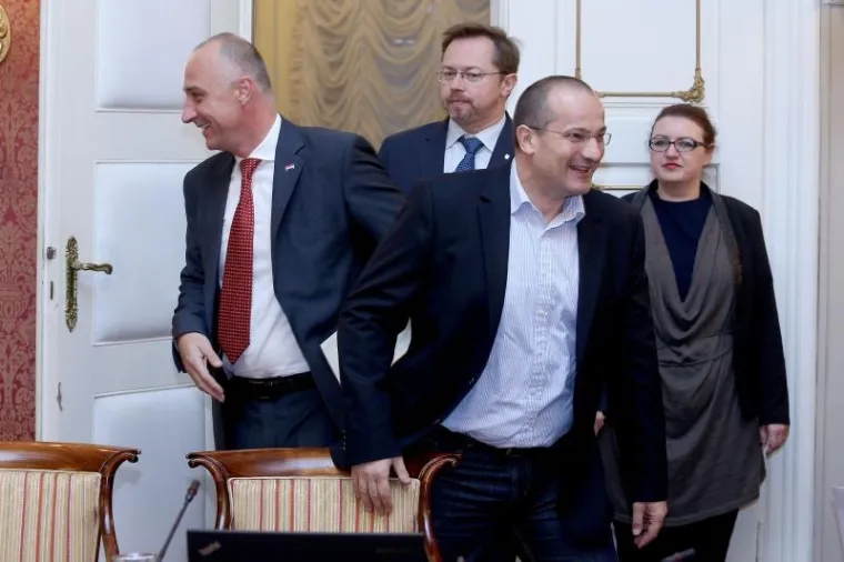 Neobično dobro raspoloženje na sjednici Vlade u odlasku