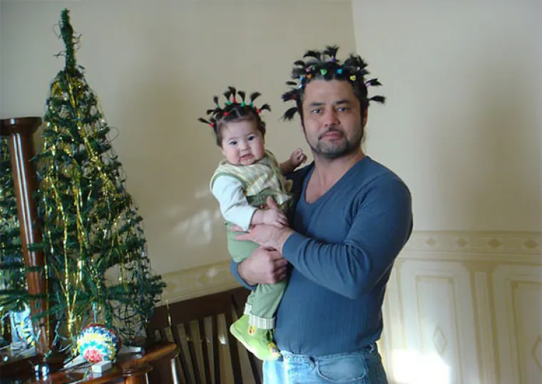 Konačno otkriveno zašto neki muškarci nose šminku, lak za nokte, haljine...